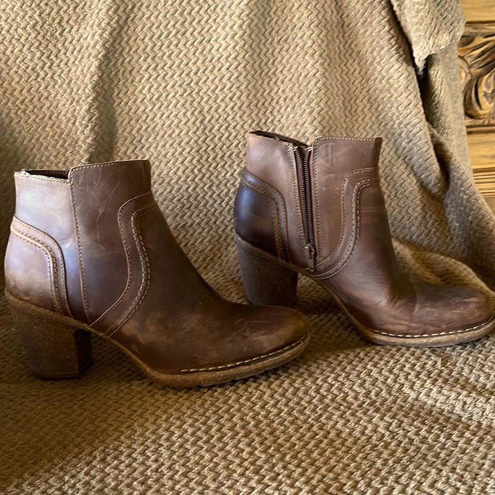 Clarks brown ankle boot size 8.5 M
